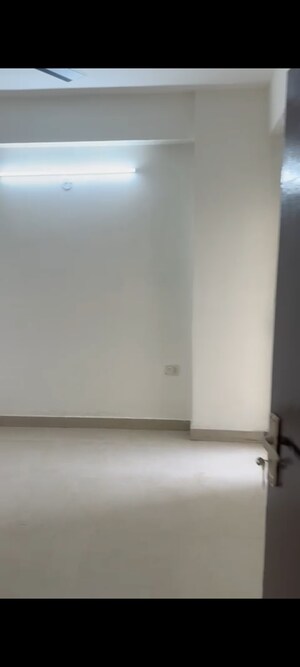 Room in 2.5 BHK Apartment at Victoryone Central, Sector 12 Greater Noida – for Rent