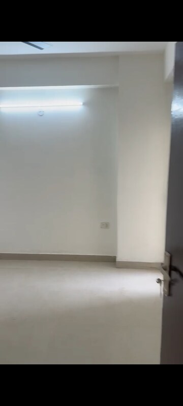 Room in 2.5 BHK Apartment at Victoryone Central, Sector 12 Greater Noida – for Rent