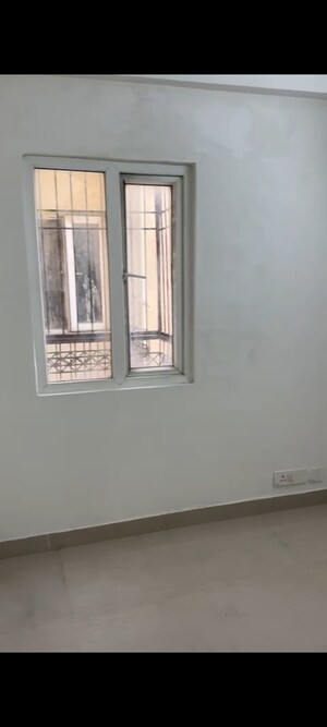 Room in 2.5 BHK Apartment at Victoryone Central, Sector 12 Greater Noida – for Rent