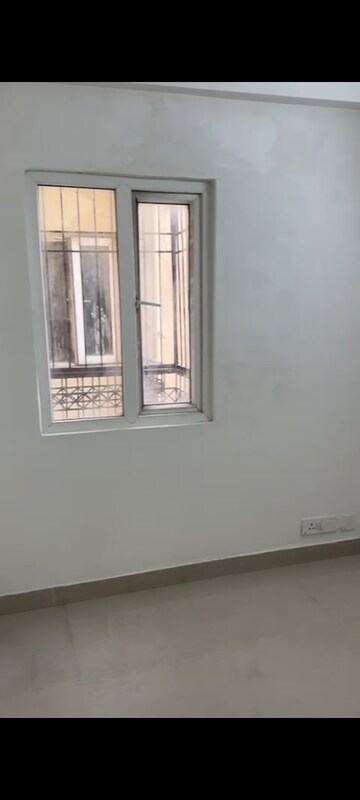 Room in 2.5 BHK Apartment at Victoryone Central, Sector 12 Greater Noida – for Rent