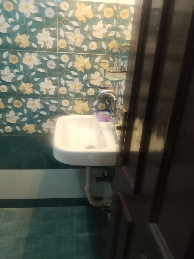 Bathroom, savitri nagar 2 Bedroom 900 Sq.Ft. Builder Floor In Savitri Nagar Delhi 9514230