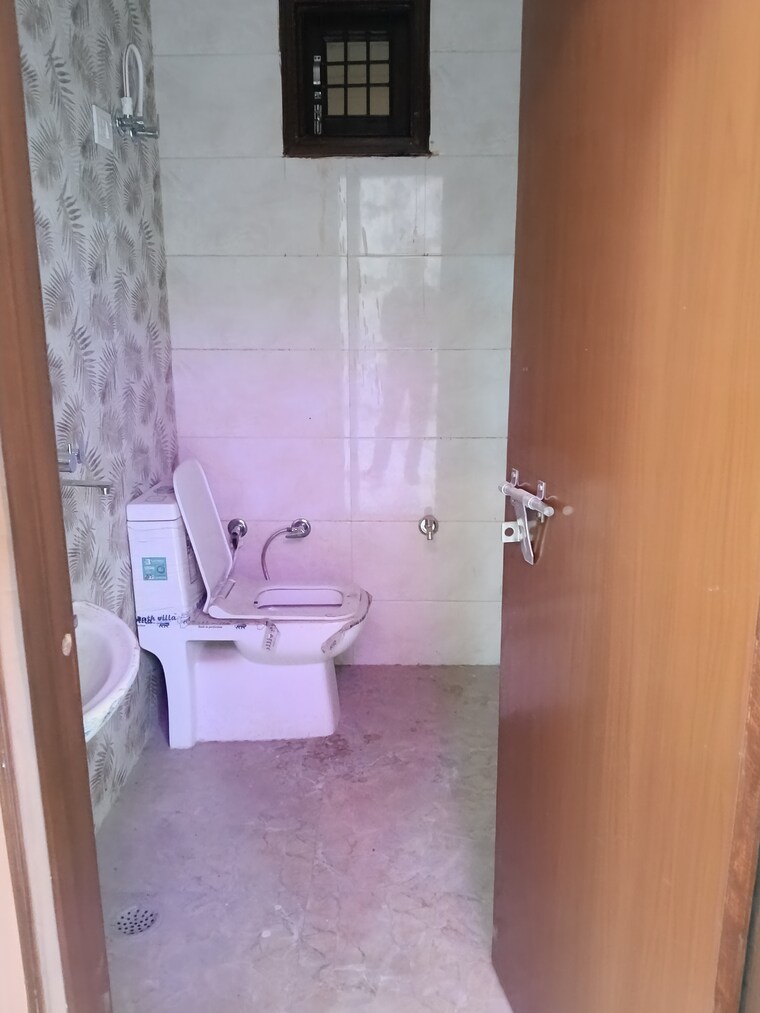 Bathroom, shalimar garden extension i 3 Bedroom 110 Sq.Yd. Builder Floor In Shalimar Garden Extension I Ghaziabad 9514262