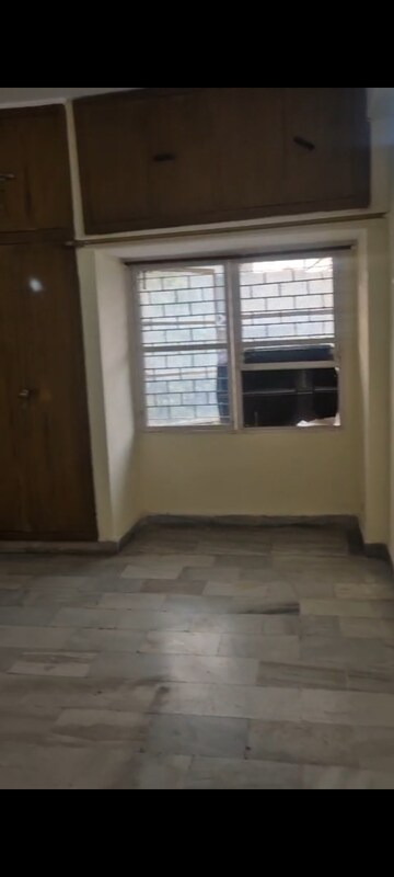 Room in 3 BHK Apartment at Shipra Suncity, Vaibhav Khand – for Rent