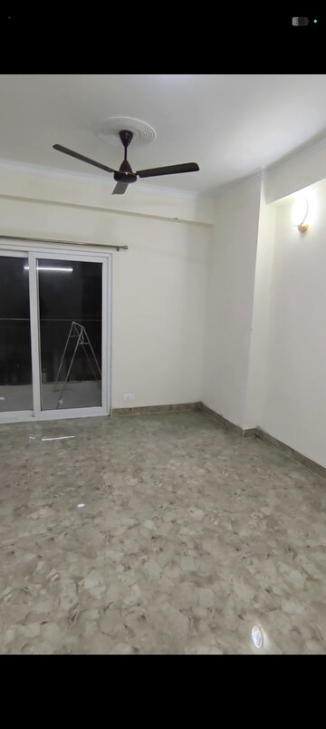 Room in 3 BHK Apartment at Amrapali Terrace Homes, Tech Zone 4 Greater Noida – for Rent