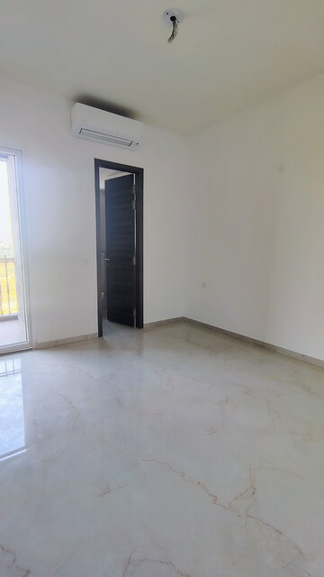 Room in 3 BHK Apartment at Smart World Orchard, Sector 61 – for Rent