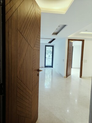 Room in 5 BHK Builder Floor at Dlf Phase I – for Sale
