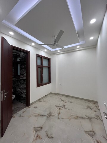 Room in 3.5 BHK Builder Floor at Vipul Square, Sector 27 – for Rent
