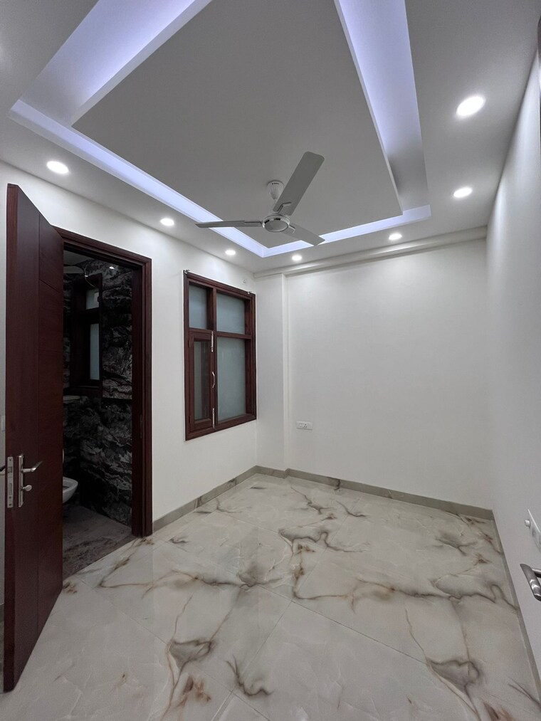 Room, vipul-square 3.5 Bedroom 300 Sq.Yd. Builder Floor In Sector 27 Gurgaon 9514418