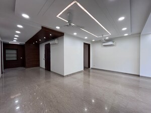 Room in 3.5 BHK Builder Floor at Vipul Square, Sector 27 – for Rent