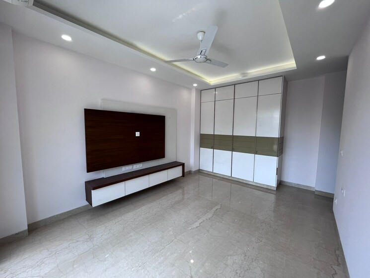 Room, vipul-square 3.5 Bedroom 300 Sq.Yd. Builder Floor In Sector 27 Gurgaon 9514418