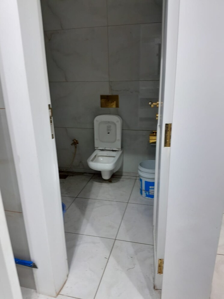 Bathroom, atul-blue-empire Commercial Shop 5951 Sq.Ft. In Kandivali West Mumbai 9514477
