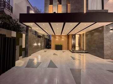 Kitchen in 6+ BHK Villa at Civil Lines – for Sale