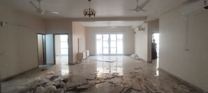 Room in 5 BHK Apartment at SS Linden, Sector 84 – for Sale