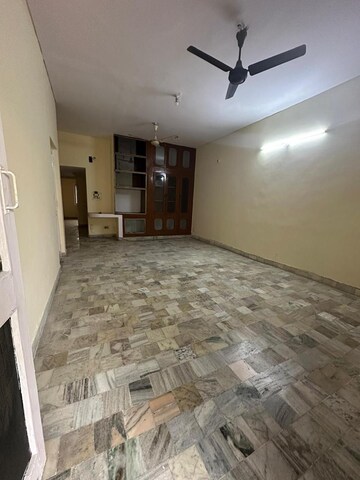 Room in 2 BHK Apartment at RWA Apartments Sector 30, Sector 30 – for Rent