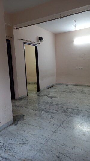 Room in 2 BHK Apartment at Topsia Road – for Sale