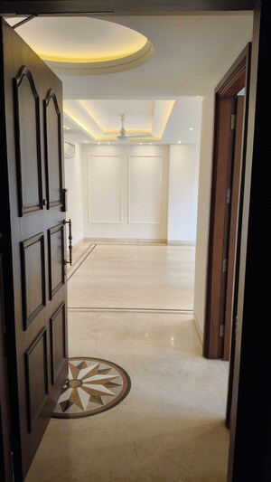 Bathroom in 3 BHK Builder Floor at Unitech South City 1, South City 1 – for Rent