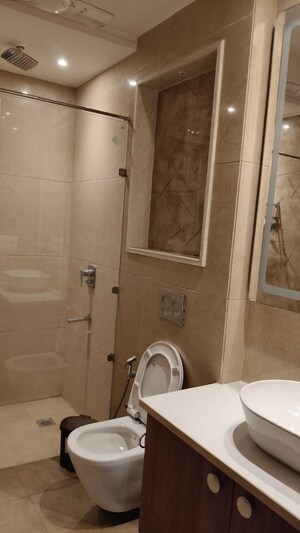Bathroom in 3 BHK Builder Floor at Unitech South City 1, South City 1 – for Rent