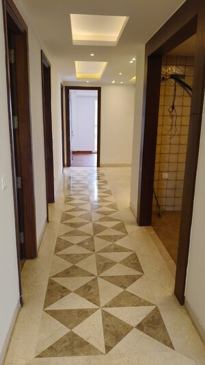 Building Lobby in 3 BHK Builder Floor at Unitech South City 1, South City 1 – for Rent