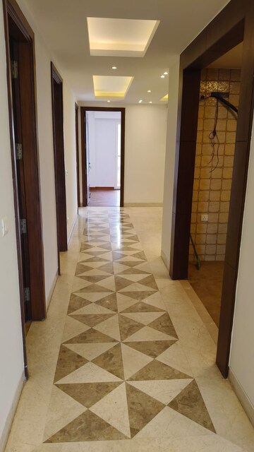 Building Lobby in 3 BHK Builder Floor at Unitech South City 1, South City 1 – for Rent