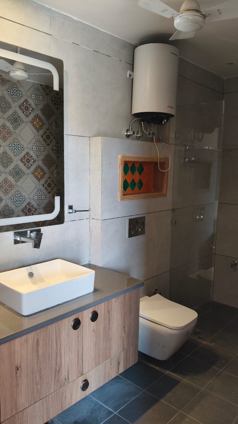 Bathroom, unitech-south-city-1 3 Bedroom 2500 Sq.Ft. Builder Floor In South City 1 Gurgaon 9514836