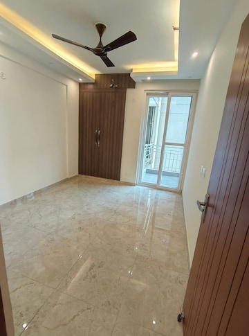 Room in 3.5 BHK Apartment at Surya Aastha Greens, Sector 4 Greater Noida – for Rent