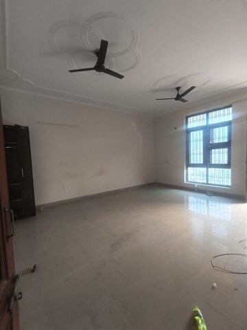 Room in 2 BHK Independent House at RWA Apartments Sector 70, Sector 70 – for Rent