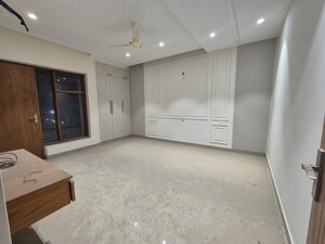 Room in 4 BHK Builder Floor at Green Fields Colony – for Rent