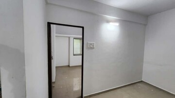 Room in 2 BHK Apartment at Kotwal Wadi – for Rent