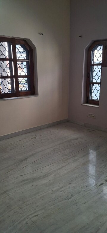 Room in 2 BHK Builder Floor at JakhaN-Rajpur Road – for Rent
