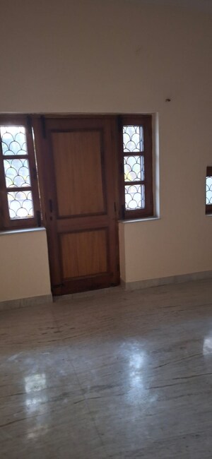 Room in 2 BHK Builder Floor at JakhaN-Rajpur Road – for Rent