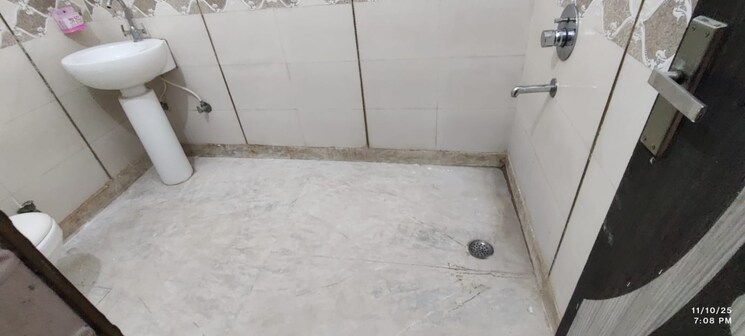 Bathroom, amwala uparla 3 Bedroom 1500 Sq.Ft. Builder Floor In Amwala Uparla Dehradun 9515322