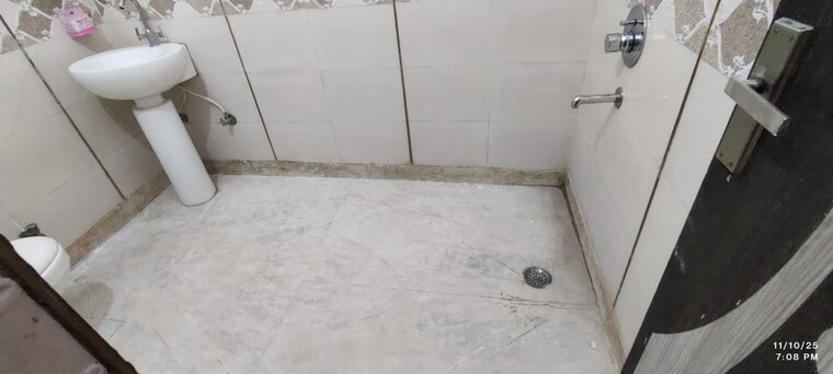 Bathroom, amwala uparla 3 Bedroom 1500 Sq.Ft. Builder Floor In Amwala Uparla Dehradun 9515322