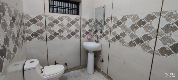 Attached Bathroom, amwala uparla 3 Bedroom 1500 Sq.Ft. Builder Floor In Amwala Uparla Dehradun 9515322