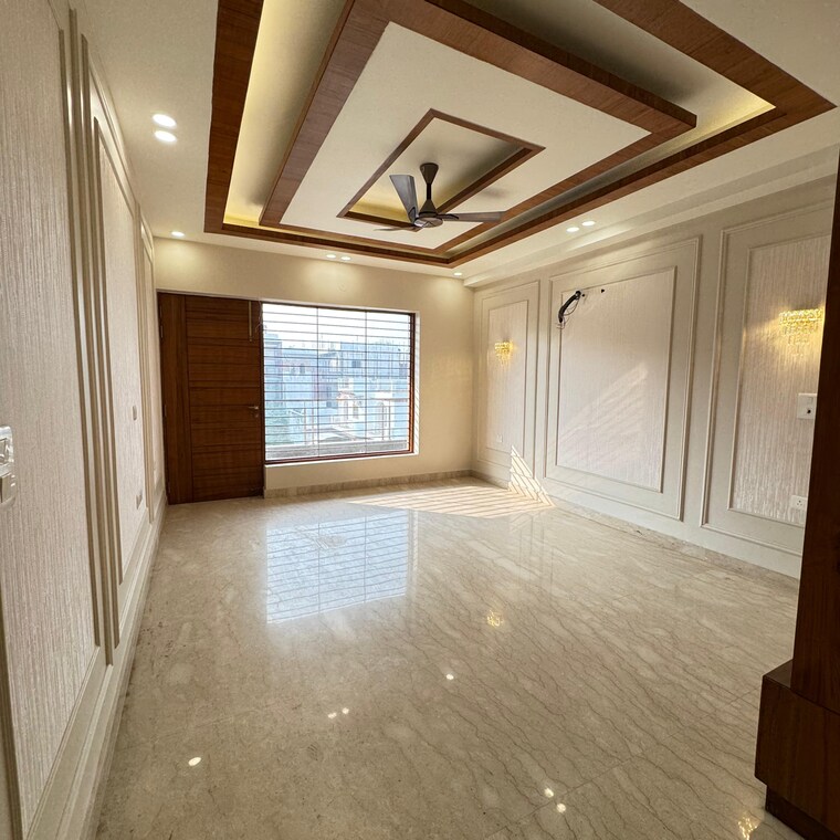 Room, sector 21c 4 Bedroom 250 Sq.Yd. Builder Floor In Sector 21c Faridabad 9515304