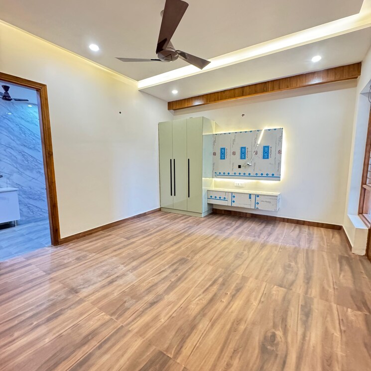 Room, sector 21c 4 Bedroom 250 Sq.Yd. Builder Floor In Sector 21c Faridabad 9515304