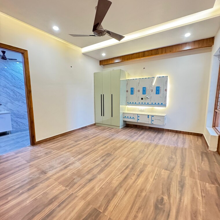 Room, sector 21c 4 Bedroom 250 Sq.Yd. Builder Floor In Sector 21c Faridabad 9515304