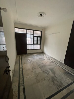Room in 3 BHK Builder Floor at Sector 21d – for Rent