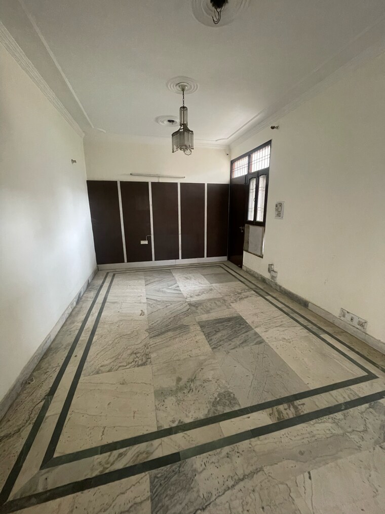 undefined, sector 21d 3 Bedroom 250 Sq.Yd. Builder Floor In Sector 21d Faridabad 9515395