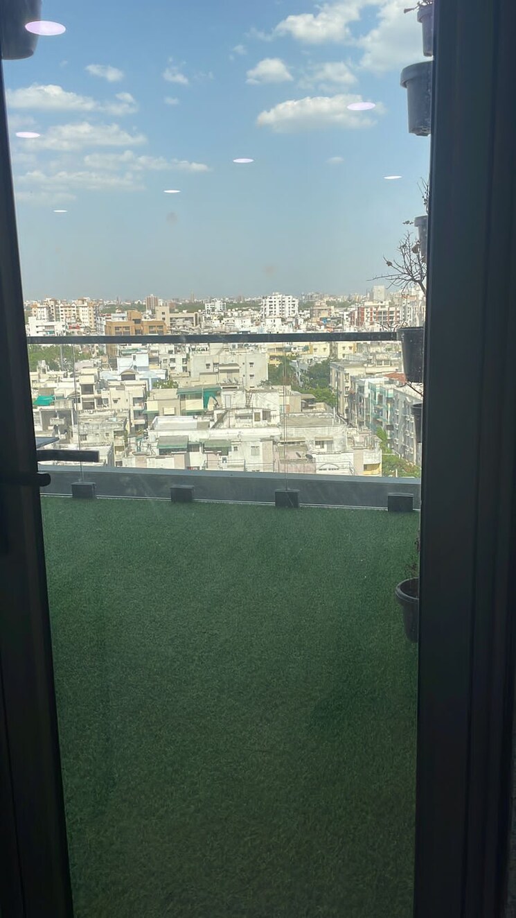 Swimming Pool, bodakdev Commercial Office Space 1900 Sq.Ft. In Bodakdev Ahmedabad 9515585