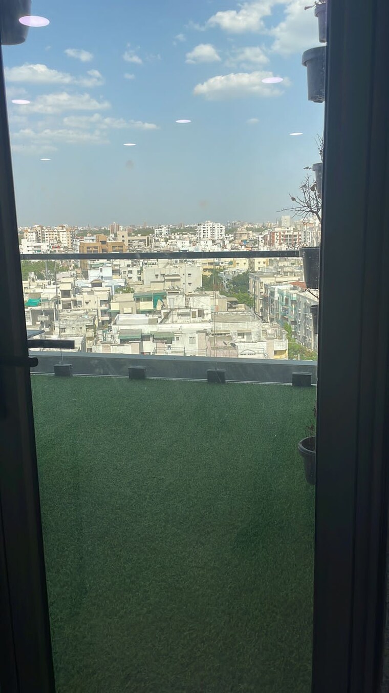 Swimming Pool, bodakdev Commercial Office Space 1900 Sq.Ft. In Bodakdev Ahmedabad 9515585