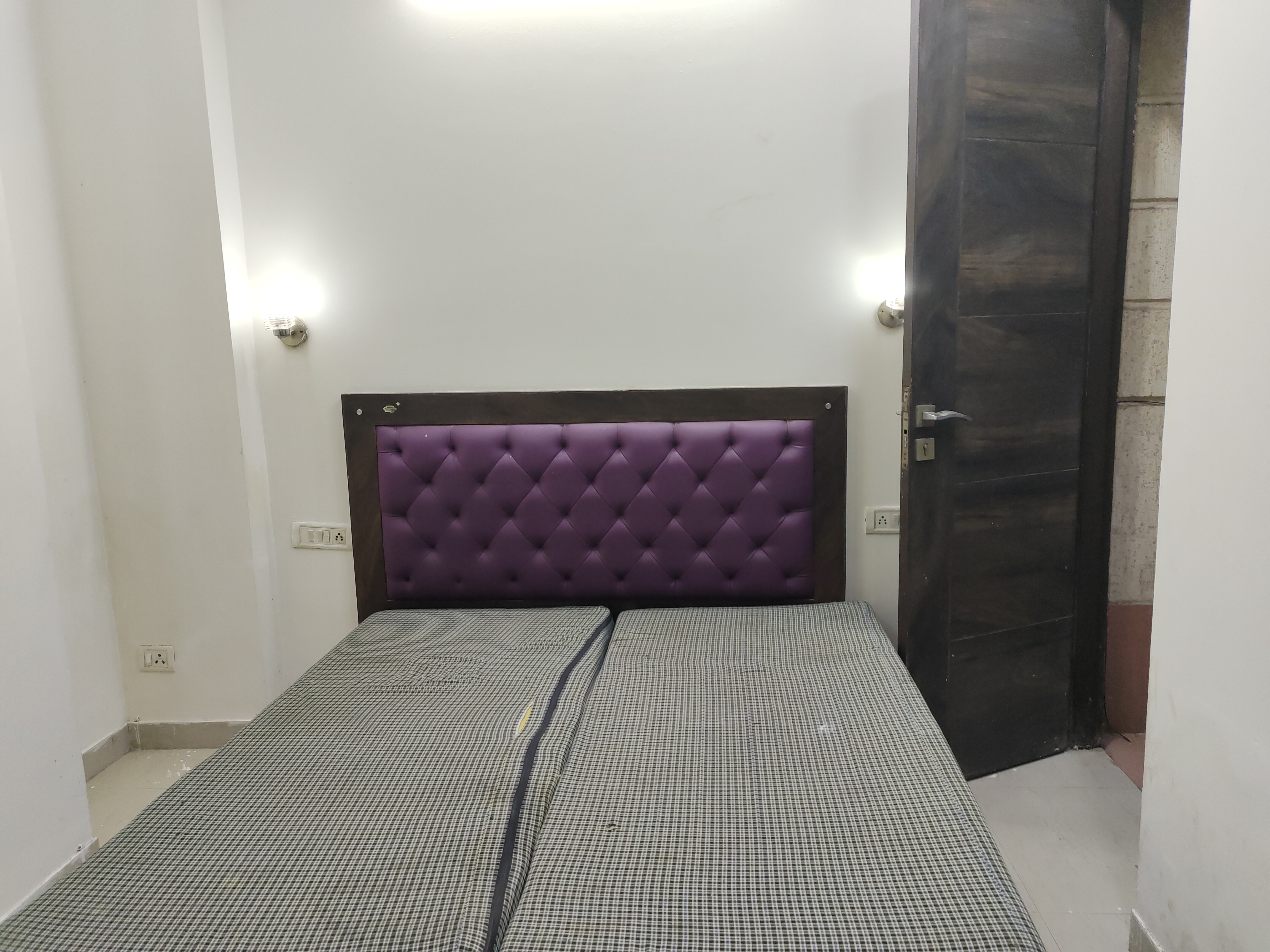 Bedroom in 1 RK Builder Floor at Queens Plaza, Sector 43 – for Rent