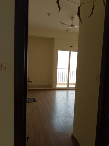 Room in 3 BHK Apartment at Amrapali Enchante, Tech Zone 4 Greater Noida – for Rent
