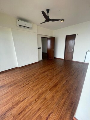 Room in 4 BHK Apartment at Worli Sea Face – for Rent
