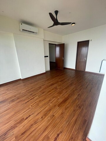 Room in 4 BHK Apartment at Worli Sea Face – for Rent