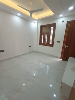 Room in 3 BHK Builder Floor at Sector 12 – for Rent