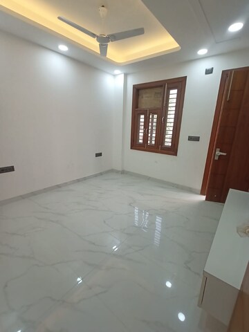 Room in 3 BHK Builder Floor at Sector 12 – for Rent