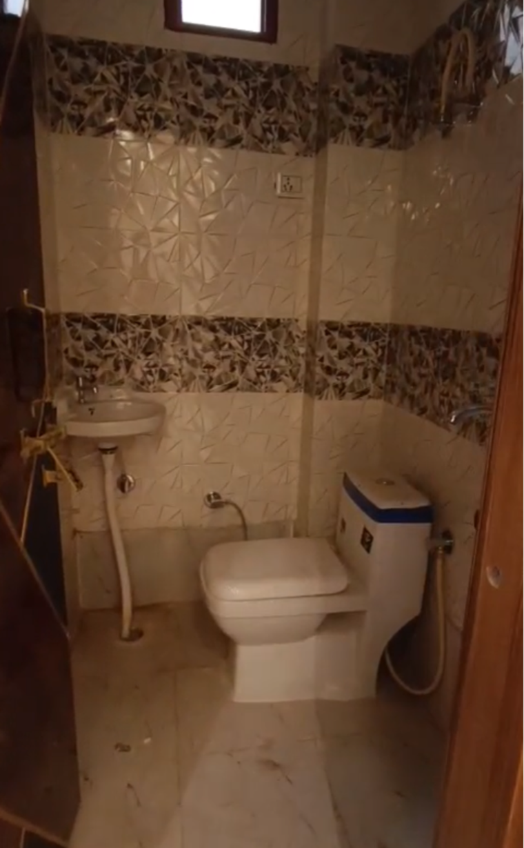 Bathroom, uttam nagar 3 Bedroom 120 Sq.Yd. Builder Floor In Uttam Nagar Delhi 9515860