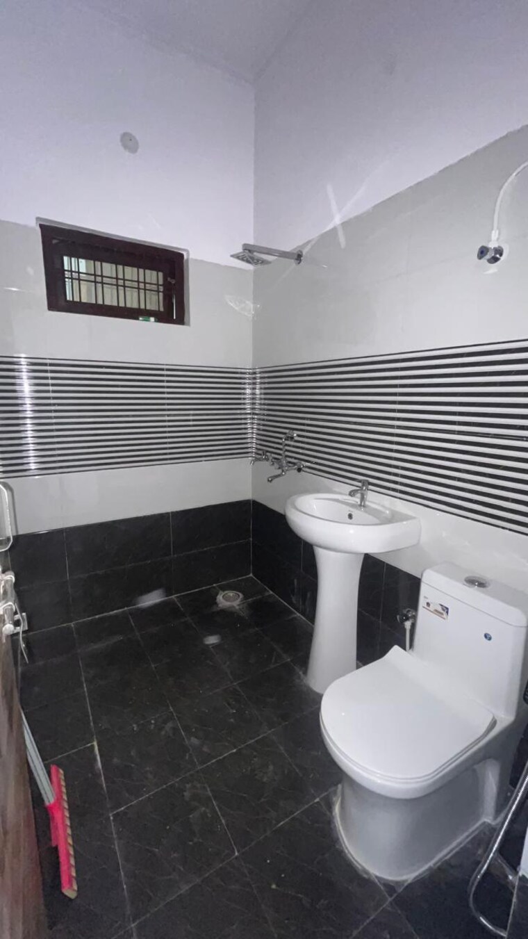 Attached Bathroom, jankipuram 2 Bedroom 1200 Sq.Ft. Independent House In Jankipuram Lucknow 9515944