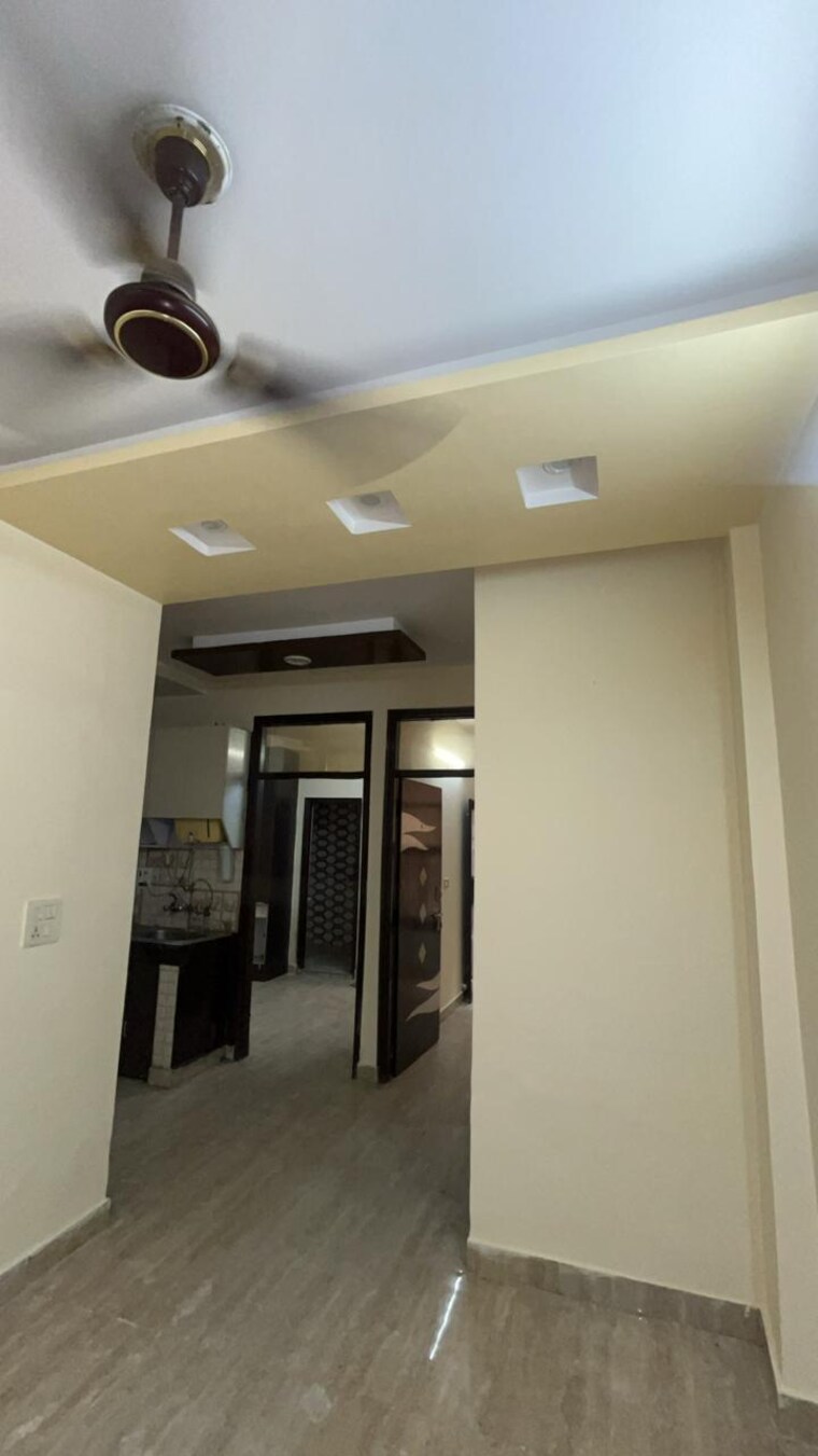 Room, uttam nagar 3 Bedroom 100 Sq.Yd. Builder Floor In Uttam Nagar Delhi 9515945