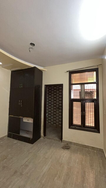 Room in 3 BHK Builder Floor at Uttam Nagar – for Rent